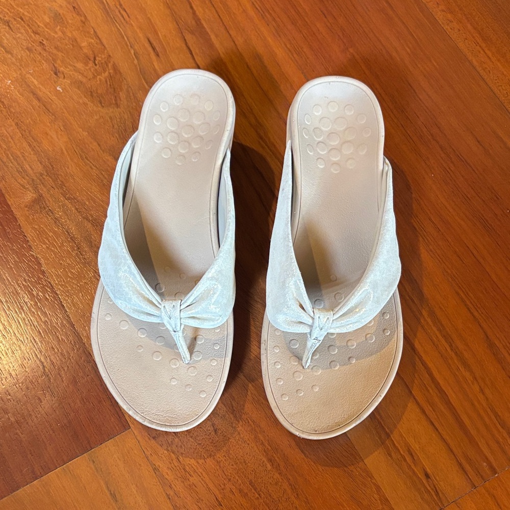Vionic size 8 beige sparkle flip flop sandals